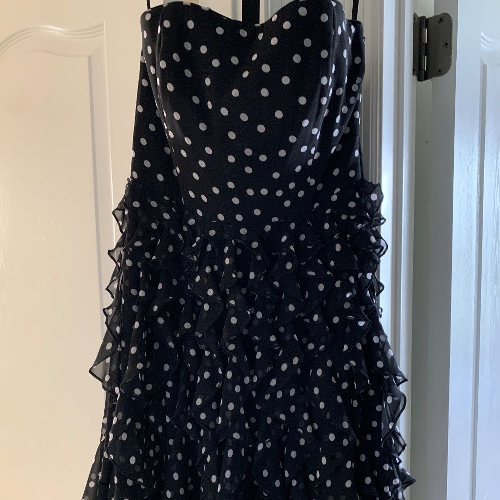 Short strapless black and white dress